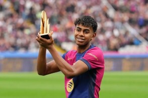 养老？不存在！40岁永动机累瘫了：触球101次 连续10轮狂奔90分钟