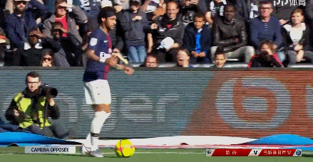 英超战报：伊萨克破门，罗梅罗、西蒙斯染红，9人热刺1-2利物浦（英超简讯：伊萨克建功，罗梅罗、西蒙斯被罚下，9人热刺1-2不敌利物浦）