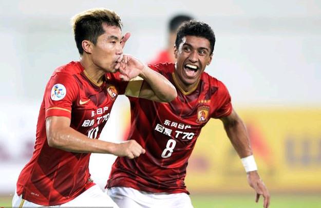 B费：留在曼联是因相信能在这赢得荣誉；和裁判摊手是沟通习惯（B费：留队曼联因坚信能在此赢得荣誉；向裁判摊手只是沟通方式）