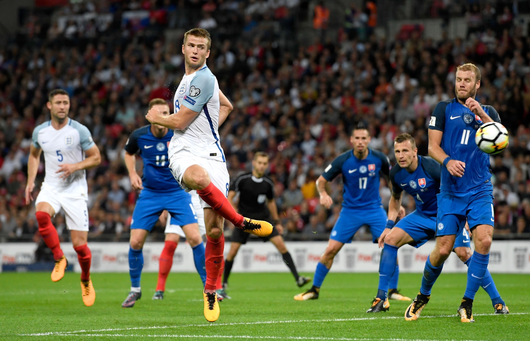 群雄争霸，意甲连续第二年至少4支排名前列的球队相差2分以内（意甲群雄并起，连续两季至少四强分差不超2分）